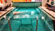 Relaxačný bazén s množstvom vodných a vzduchových trysiek zboku a zozadu,takto v pokoji ho vidíte len po záverečnej. Voda je teplá. 