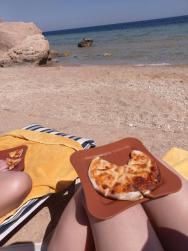 V plážovém baru si můžete dát pizzu a vzít si ji na pláž.