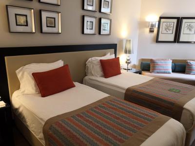 Velmi rozlehlý komplex několika hotelů u sebe