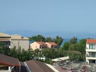 Pohled na moře a Albánii v dálce z vyhlídkové terasy v areálu hotelu