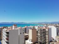 výhled z balkonu na pobřeží El Arenalu