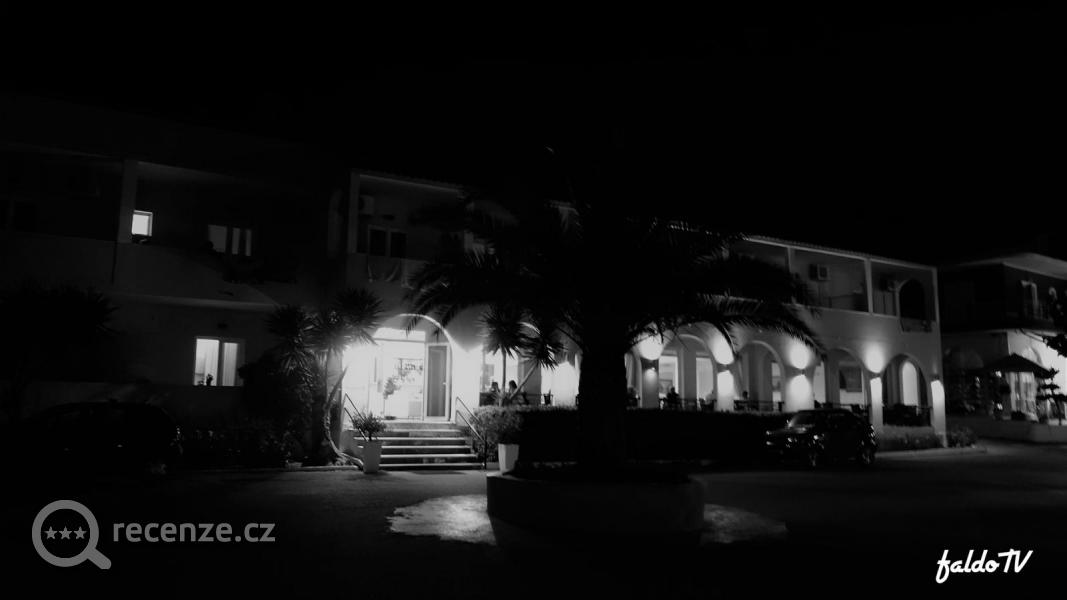 Hotel Alkyon Beach v noci