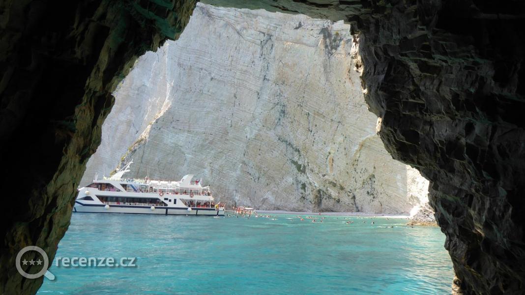foto ze člunu na ostrov Maratonisi a Modré jeskyně z tyrkysovou vodou