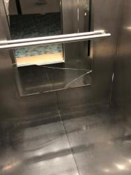 Rozbité a špinavé zrcadlo ve výtahu nikdo neřeší