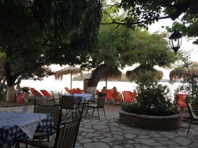 Krásný ostrov, otřesné jídlo v hotelu, arogantní majitel