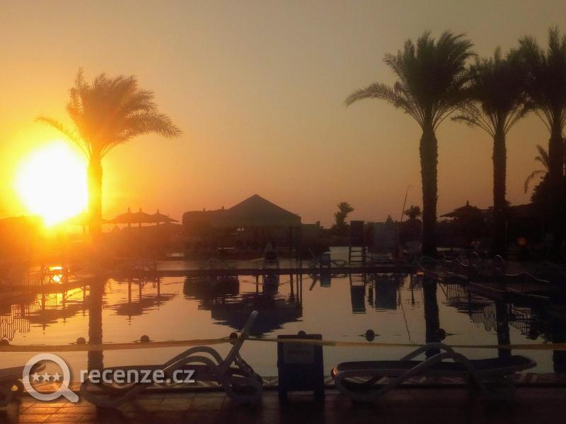východ slunce a hotelový bazén