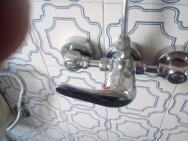 Ovládání sprchy (hlavice nelze polohovat, takže pokud náhodou teče teplá jde přímo na toto ovládání a jste bez šance se neopařit).