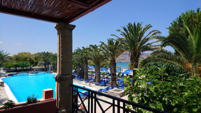 Hezký hotel přímo na písečné pláži. Sem se klidně vrátíme.