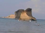 2 skaliska u pláže Apotripiti
