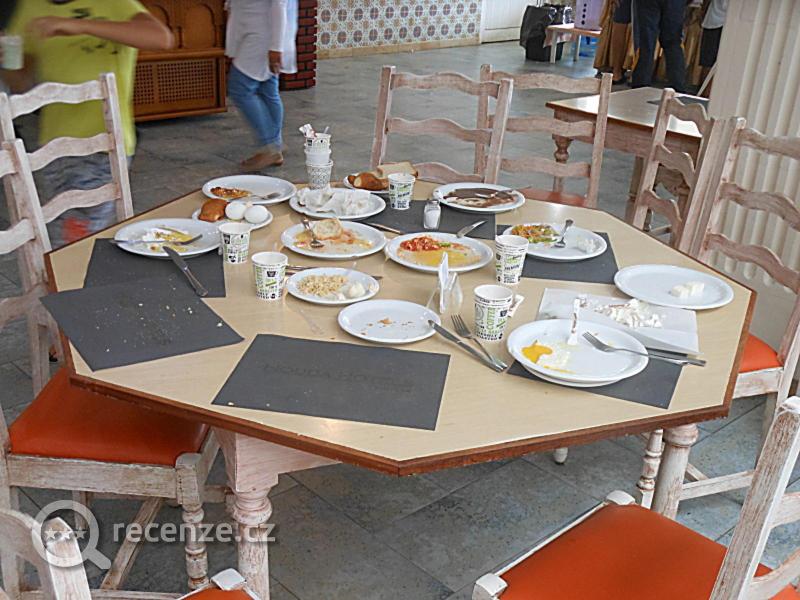 Sňídaňový stůl po ruských a arabských turistech.