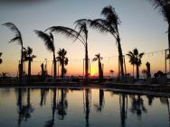 Západ slunce z hotelového bazénu