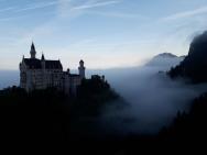 Zámek Neuschwanstein - trochu mlhavé ráno... Výhled z mostu Marie