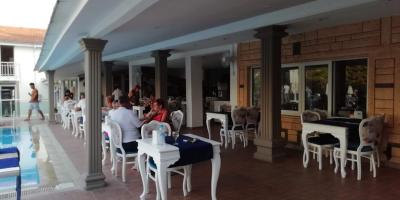 Naprostá spokojenost. Příjemný malý hotel u pláže.