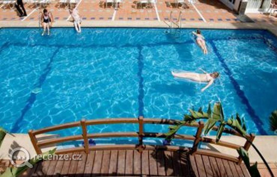 Hotelový bazén s mostíkom