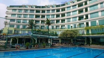 Prostorný městský hotel přímo u jezera West Lake