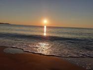 východ slunce na pláži