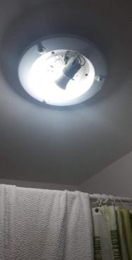 Světlo v koupelně- kryt nikde