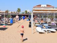 Vyhrazená hotelová pláž, v pozadí i plážový bar