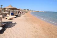 poměrně široká pláž, využitelná v celém areálu Shams rersortu