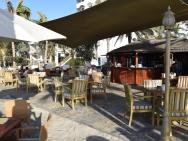 Plážový Zanzi bar, slouží i komerčně, ale přes den je využíván sporadicky
