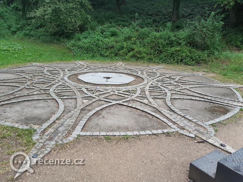 Labyrinty v parku