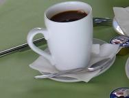 kafe od servírky - plný hrnek + 2 smetany do kávy