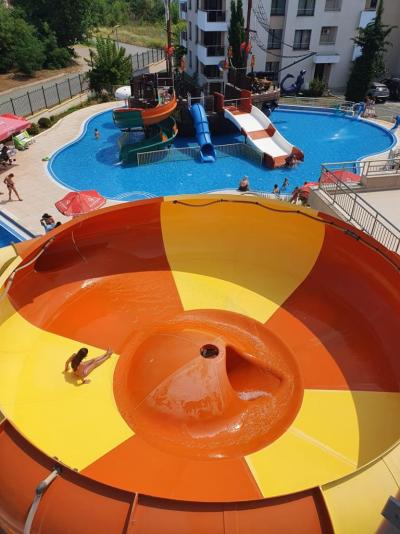 Kdo píše ty negativní recenze?