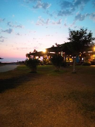 dostačující s nedostatky služeb