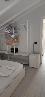 Pokoj 4☆ děsné,zadna skříň, jen dva noční stolky a lednička. 