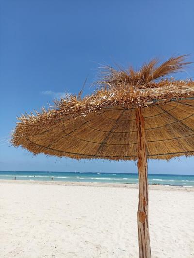 Krásné moře, čistá široká pláž, jídlo dobré, personál vstřícný, pokoj čistý