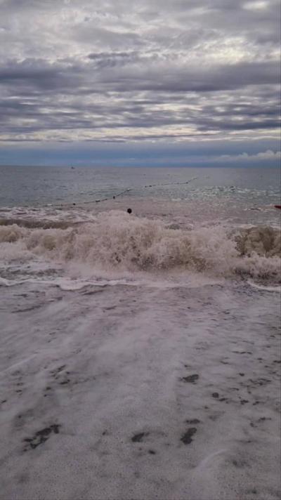 Hotel plný Rusů, pláž se šutry a v moři skála