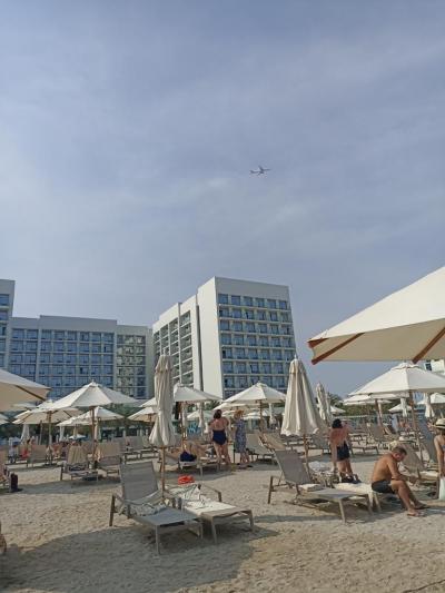 Hezký hotel na pláži včetně leteckého dne...pardon, týdne..určitě to měly uvést na svých stránkách cestovky..je to horší jako stavební ruch..