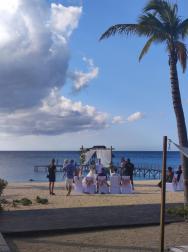 svatba na pláži před hotelem