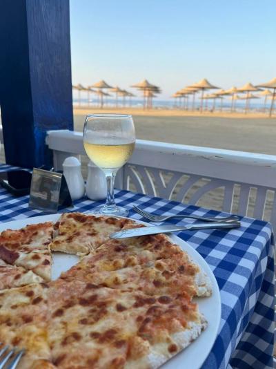 Přeplněný mega hotel, služby v pohodě