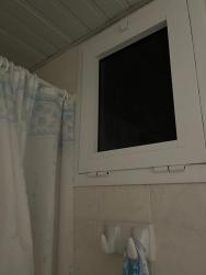 Koupelna která nemá okno, takže je tam velká tma bez světla 