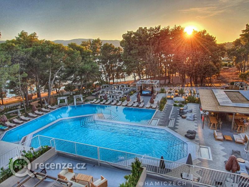 Výhled z balkonu na bazény, moře je za lesíkem, Places Hotel by Valamar Hvar, Hamiczech