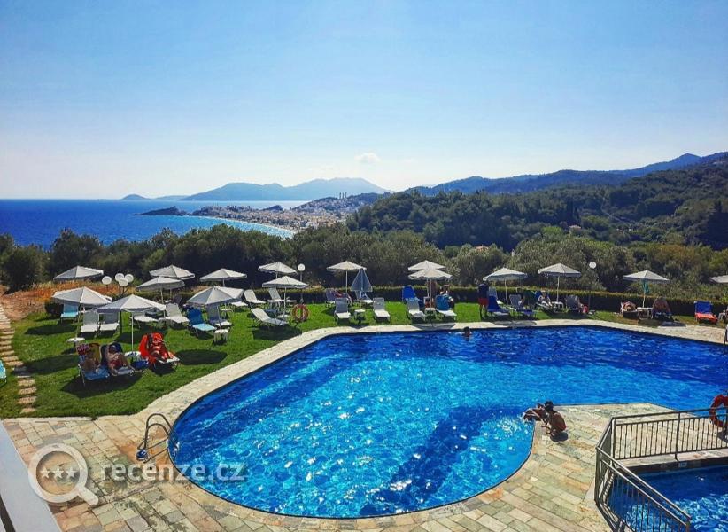 Bazén hotelu Arion s výhledem na moře a Kokkari