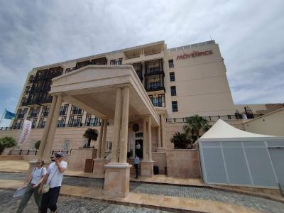 Resort v centru města s menší pláží