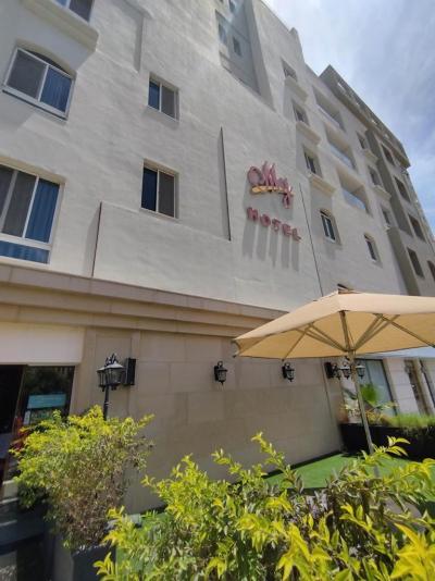 Menší hotel s bazénem uprostřed města