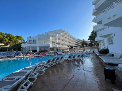 Hotel dobrý, na pláži se nedá být KATASTROFA