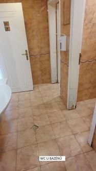 WC U BAZÉNŮ - trvale mokrá a kluzká podlaha