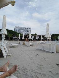 Pohled z pláže na hotel