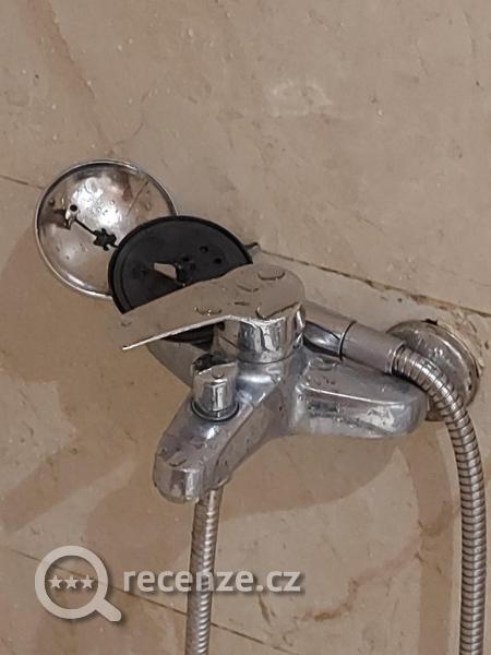 Rozbitá sprcha na hotelu 