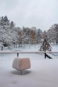 Pohľad na náš balkón s výhľadom do lesa. Nasnežilo pol metra snehu... dec. 2023.