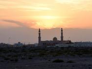 Západ slunce na mešitou nedaleké vesnice, občas je sluneční kotouč přímo mezi minarety