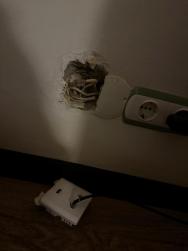 Zasuvky na pokoji vetsinou vsechny vypadle ze zdi i ty elektricke
