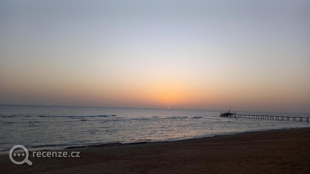 Východ slunce nad Rudým mořem.