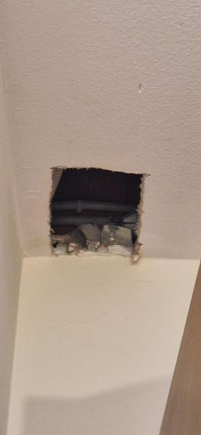 Špinavé pokoje, vyloženě hnusná polopenze, machrující majitel