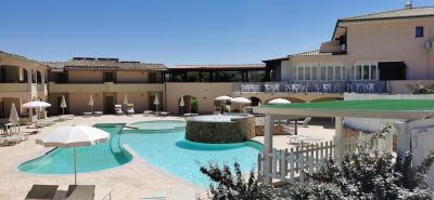 Příjemný hotelový areál blízko prostorné dlouhé písečné pláže