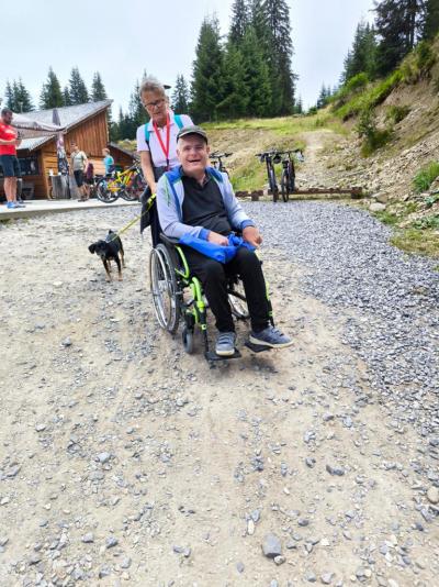 Přístup do restaurace pro vozíčkáře a staré lidi absurdni